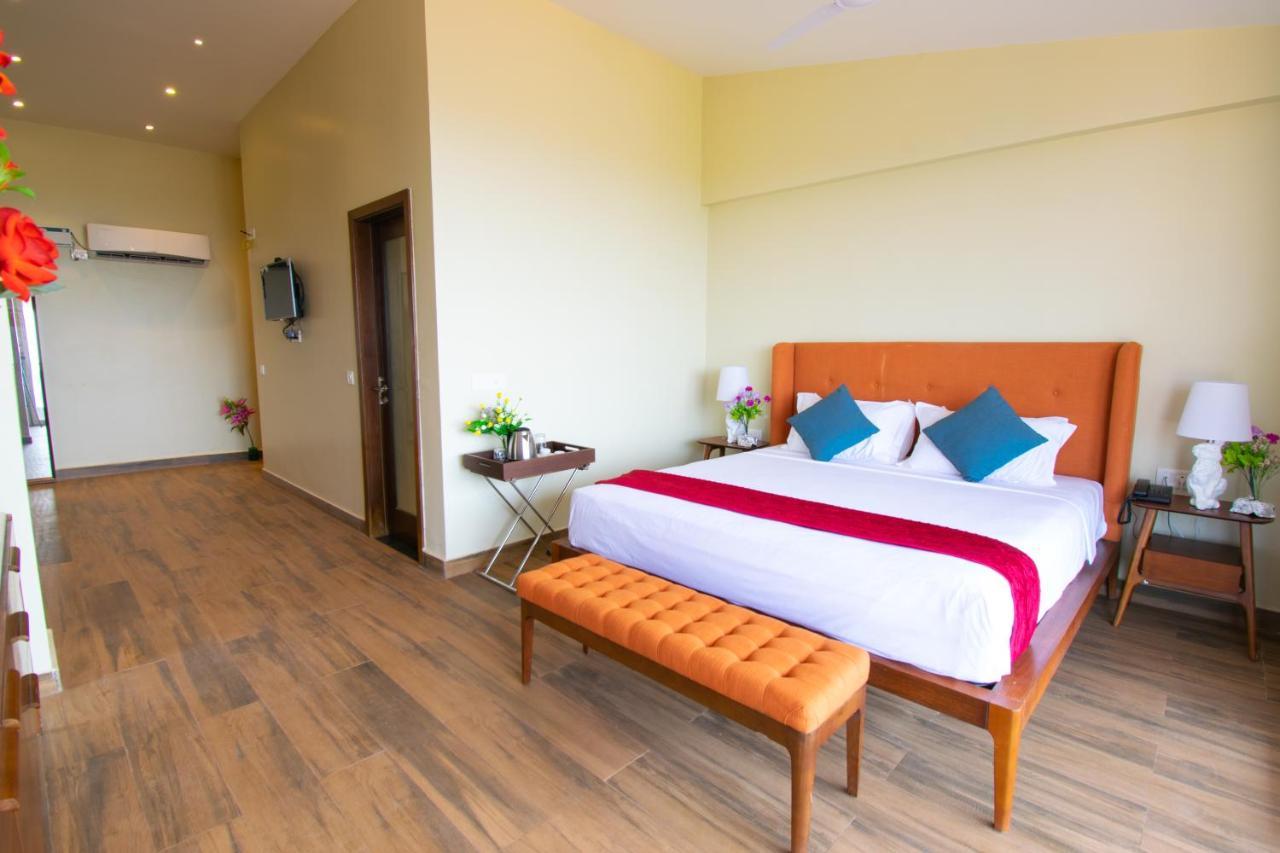 Hotel Octave Rococco Morjim Pernem Exterior foto